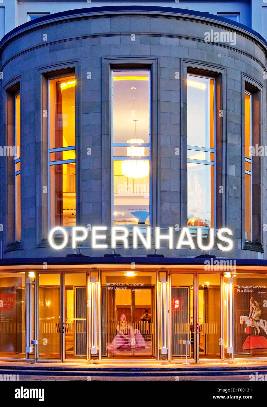 Wuppertal Opera House in Barmen al blue ora, in Germania, in Renania settentrionale-Vestfalia, Bergisches Land, Wuppertal Foto Stock