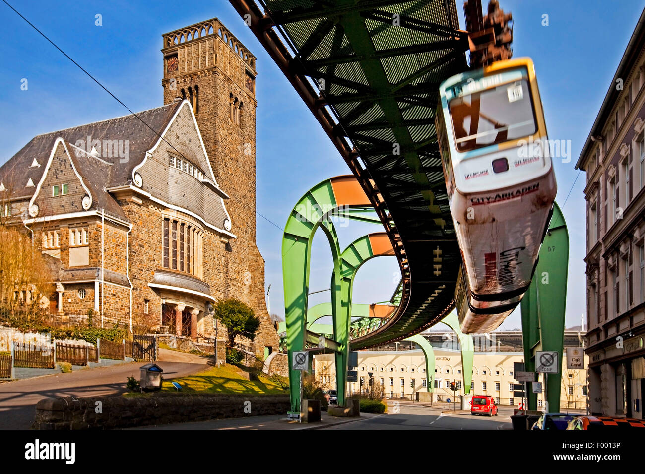 Wuppertal Ferroviaria di sospensione con la chiesa principale di Sonnborn, in Germania, in Renania settentrionale-Vestfalia, Bergisches Land, Wuppertal Foto Stock