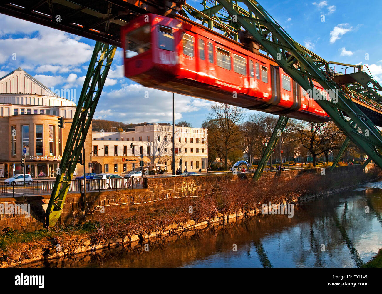 Wuppertal Ferroviaria di sospensione con la opera house e il fiume Wupper, in Germania, in Renania settentrionale-Vestfalia, Bergisches Land, Wuppertal Foto Stock