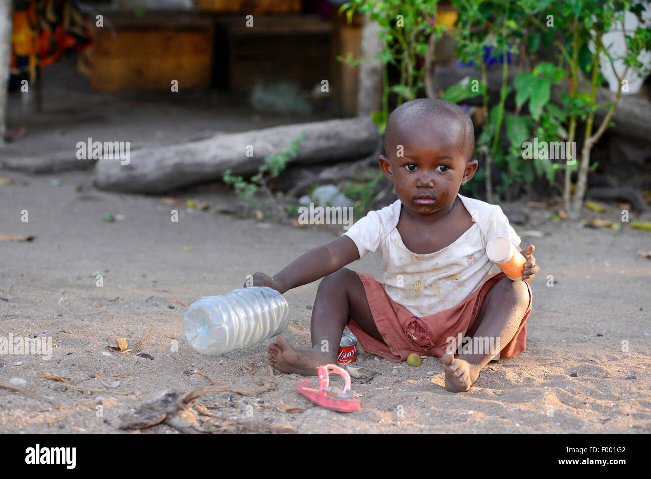 Little Boy della tribù Skalava in un villaggio, Madagascar, Nosy Be, Lokobe Nationalpark Foto Stock