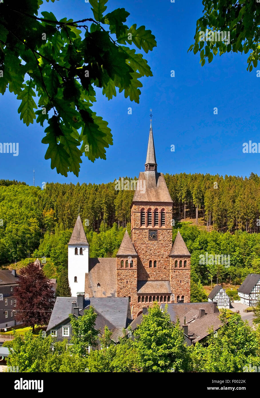 Chiesa di San Pietro e Paolo in Kirchhundem, in Germania, in Renania settentrionale-Vestfalia, Sauerland, Kirchhundem Foto Stock