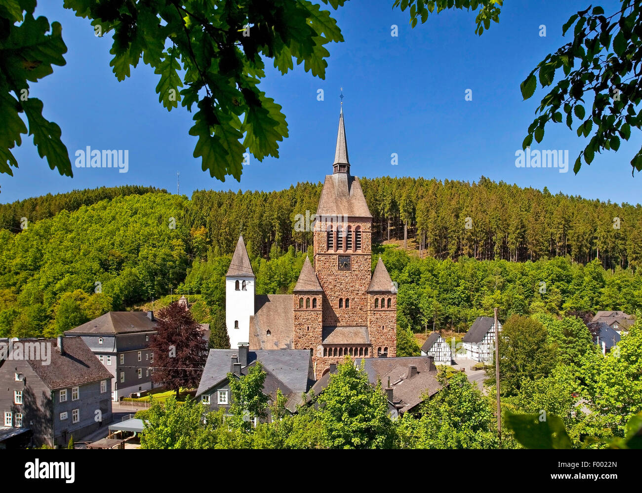 Chiesa di San Pietro e Paolo in Kirchhundem, in Germania, in Renania settentrionale-Vestfalia, Sauerland, Kirchhundem Foto Stock