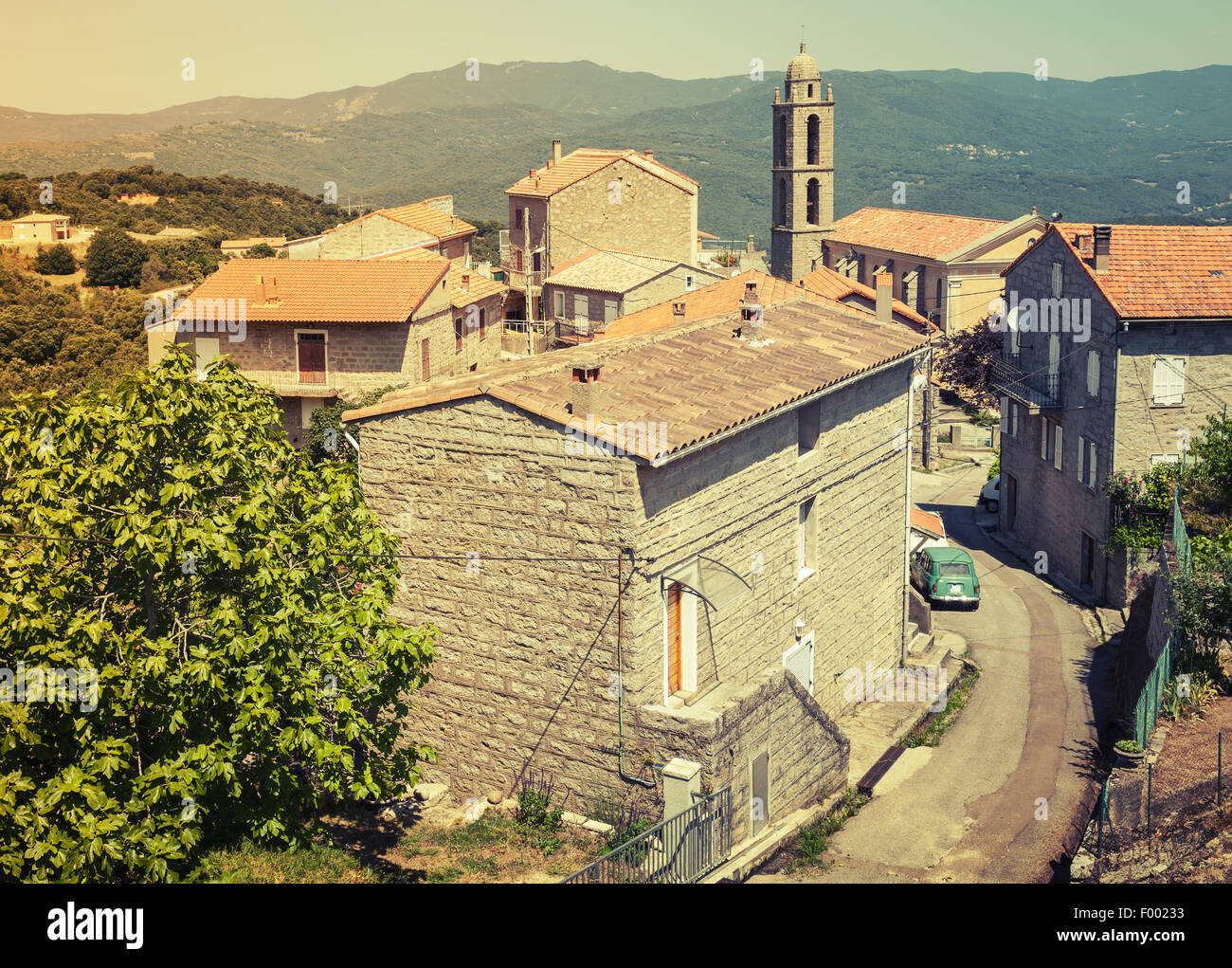 Piccolo villaggio corso paesaggio. Petreto-Bicchisano, Corsica, Francia. Vintage foto stilizzata con correzione delle tonalità old style fi Foto Stock