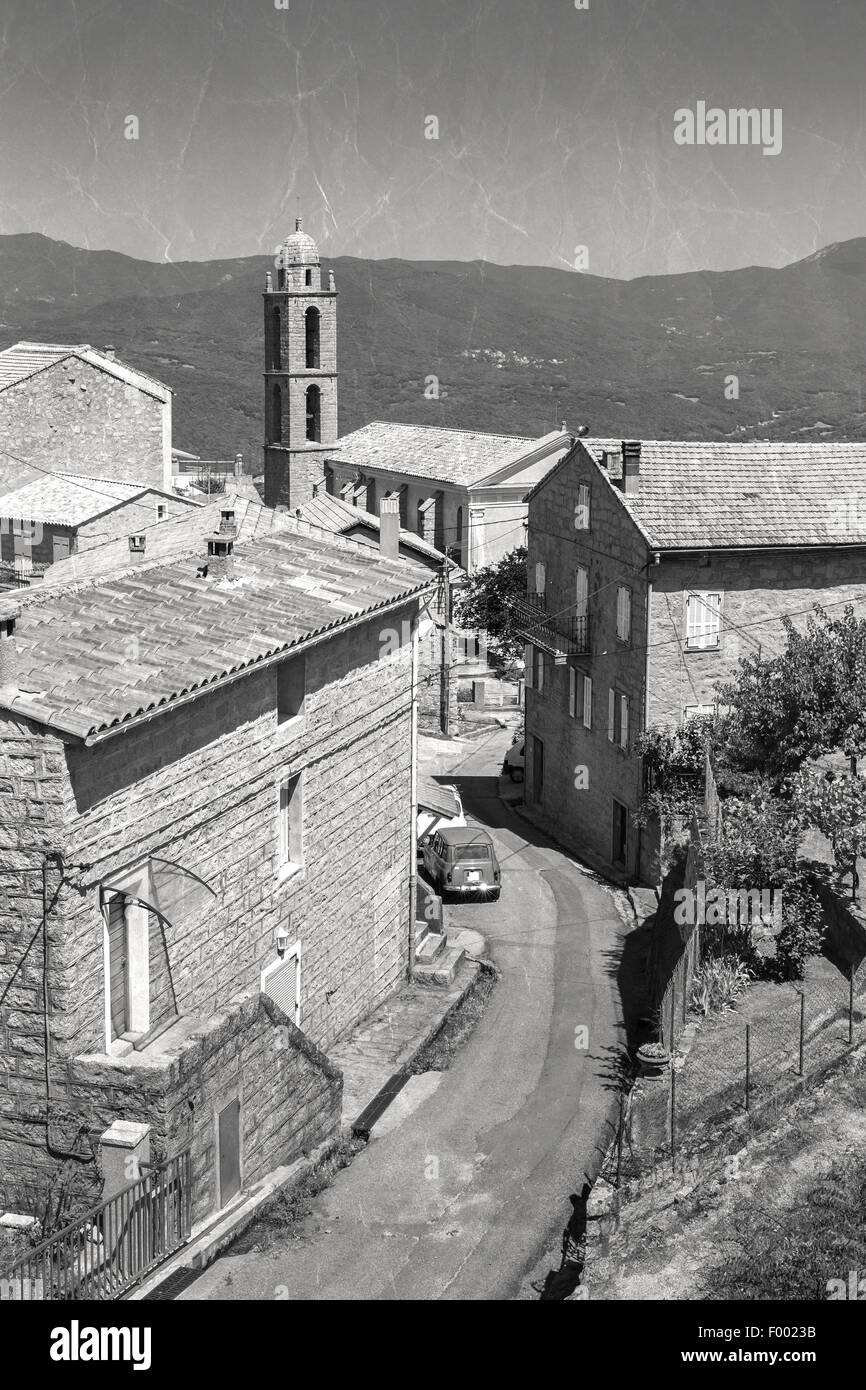 Piccolo villaggio corso paesaggio. Petreto-Bicchisano, Corsica, Francia. Vintage foto stilizzata con la vecchia carta effetto texture Foto Stock