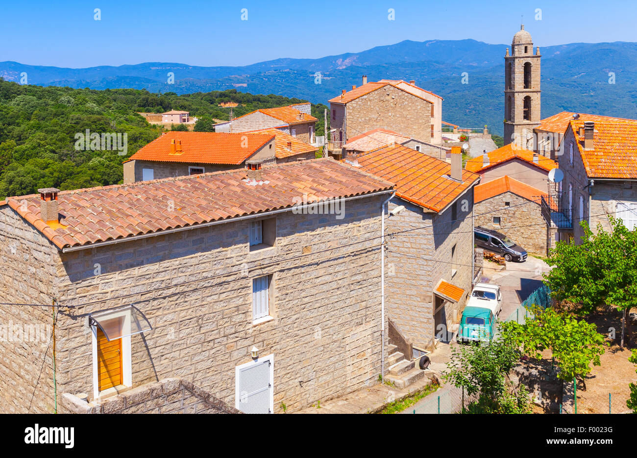 Villaggio Corso paesaggio, abitazioni e chiesa. Petreto-Bicchisano, Corsica, Francia Foto Stock