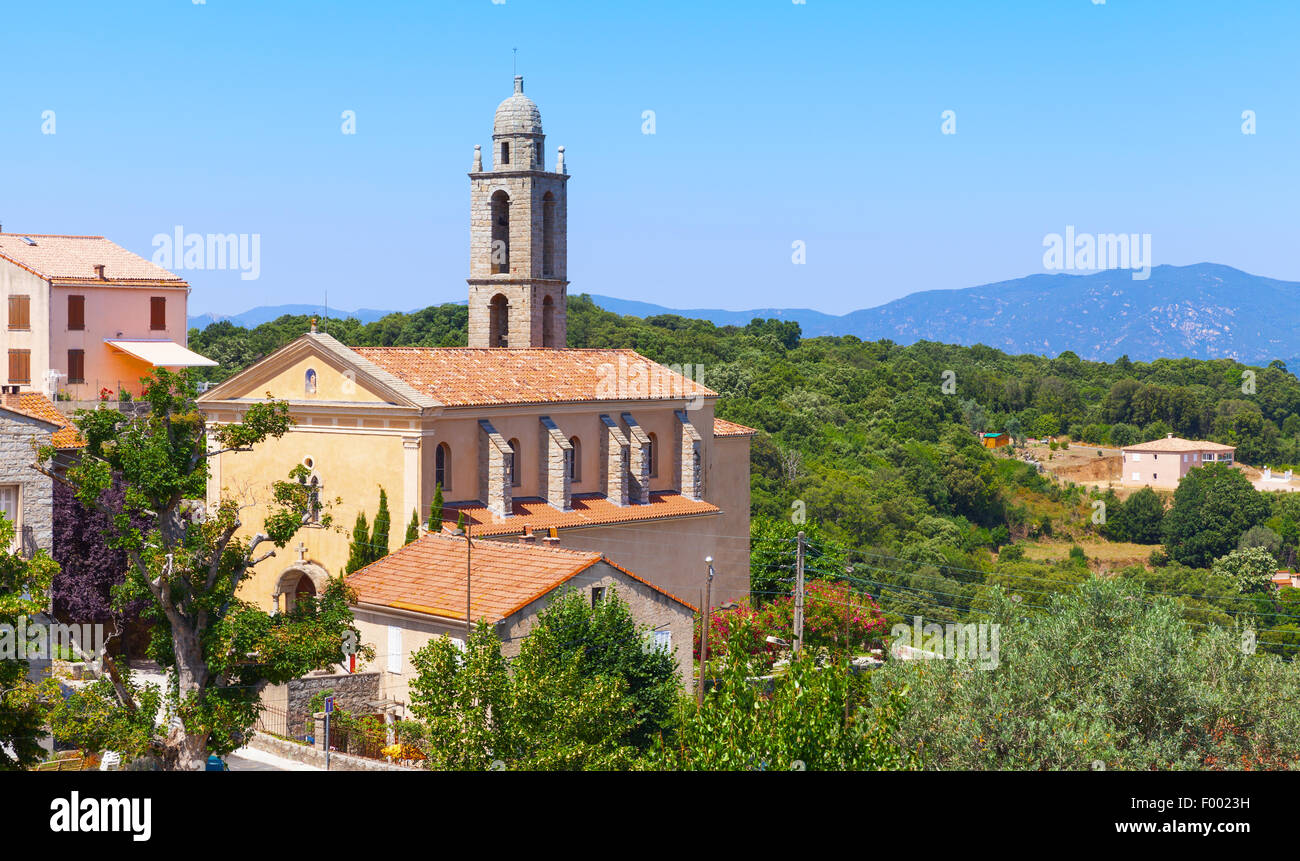 Piccolo villaggio corso paesaggio, abitazioni e chiesa. Petreto-Bicchisano, Corsica, Francia Foto Stock