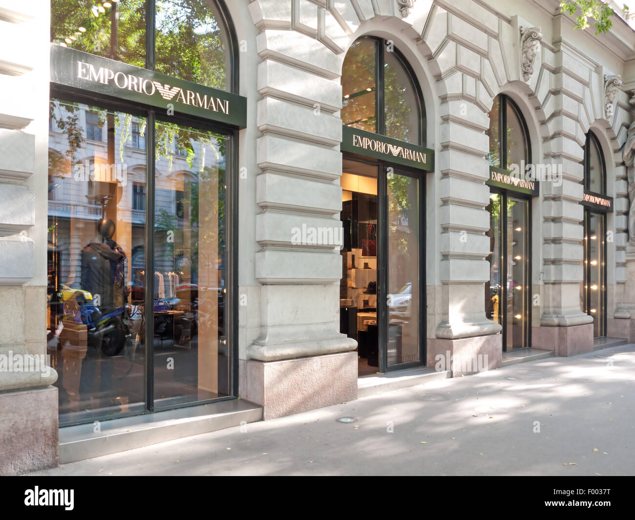 Emporio Armani sulla elegante via Andrassy, Budapest, Ungheria Foto stock -  Alamy