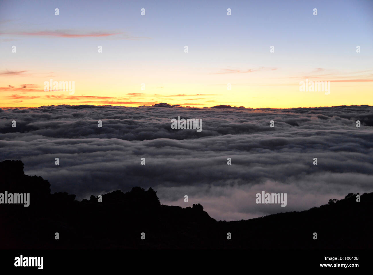 Vista dal vertice di montagna del vulcano Piton des Neiges all'alba, Reunion Foto Stock