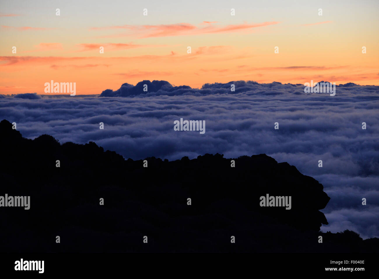 Vista dal vertice di montagna del vulcano Piton des Neiges all'alba, Reunion Foto Stock