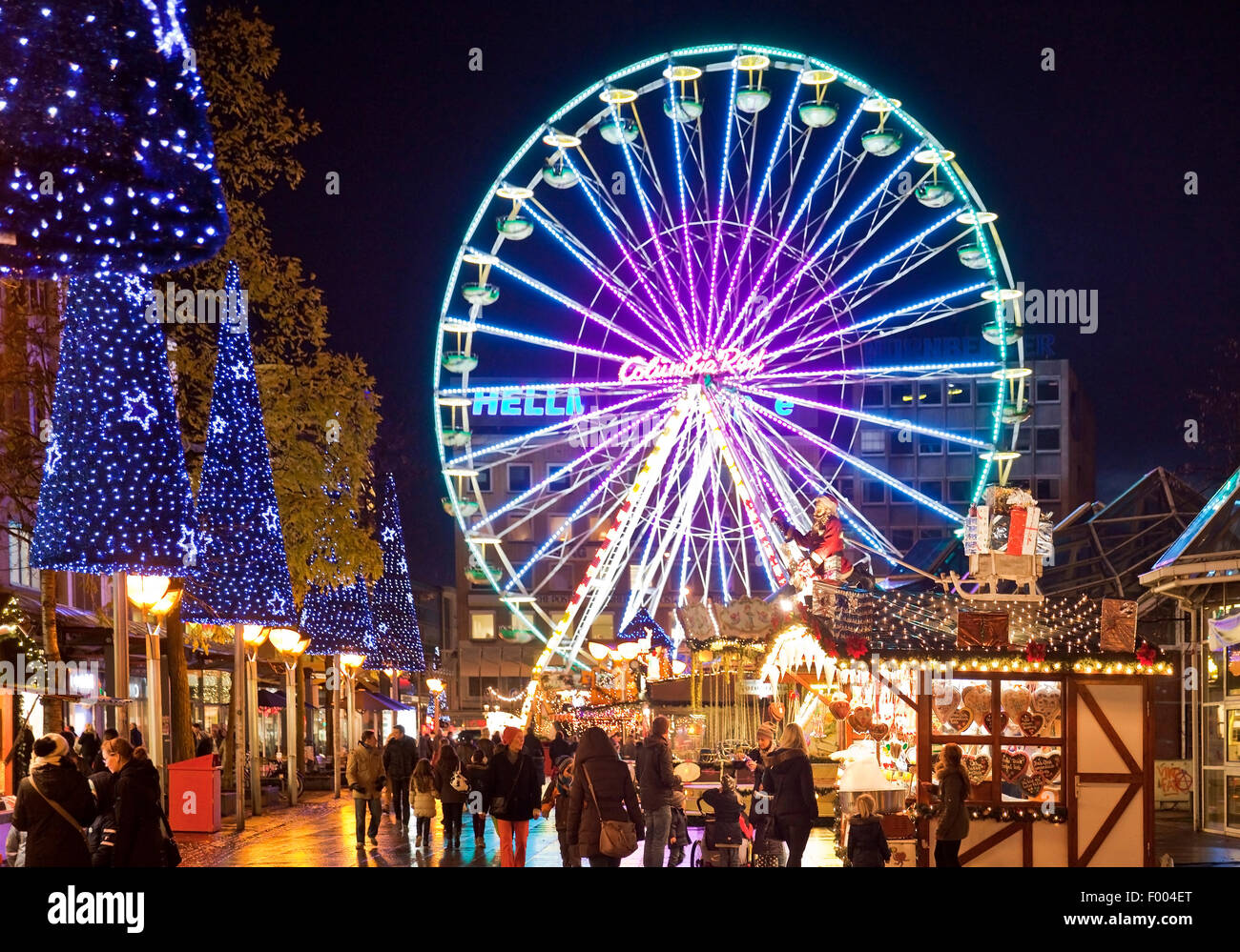 Mercatino di Natale con la ruota panoramica Ferris di sera, in Germania, in Renania settentrionale-Vestfalia, la zona della Ruhr, Duisburg Foto Stock