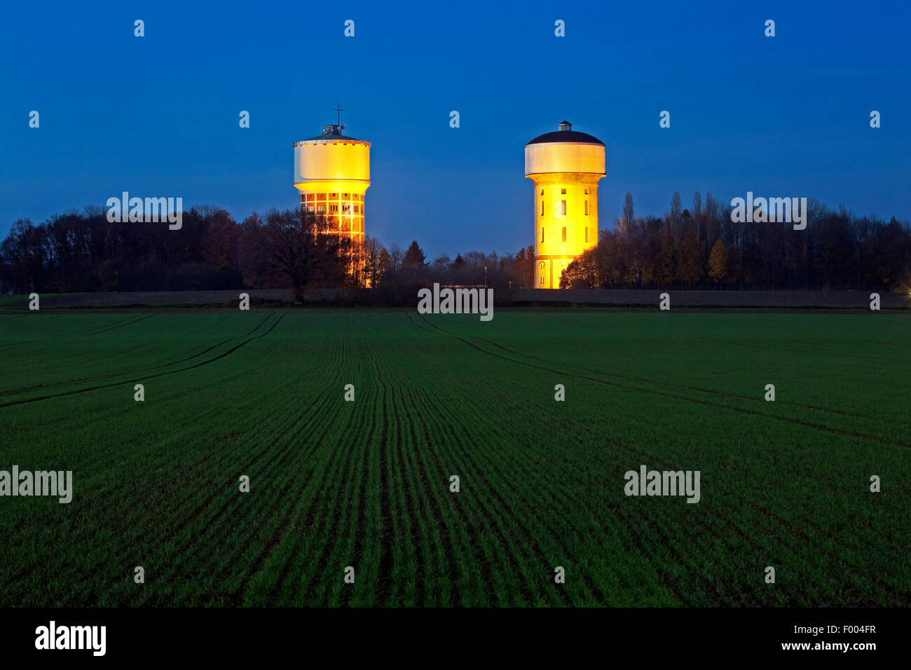 Hellweg torri d'acqua di sera, in Germania, in Renania settentrionale-Vestfalia, la zona della Ruhr, Hamm Foto Stock