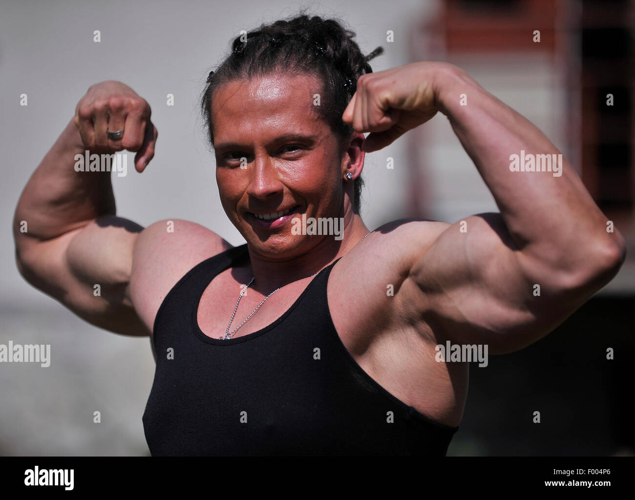 Pelhrimov, Repubblica Ceca. 05 Ago, 2015. Repubblica ceca migliori bodybuilder e vice campione del mondo nel bodybuilding, 33 anni Vera Mikulcova da Jihlava è il più giovane e anche la più pesante professional bodybuilder del mondo. Vera Mikulcova pone in Pelhrimov, Repubblica Ceca, 5 agosto 2015. (CTK foto/Lubos Pavlicek) Credito: CTK/Alamy Live News Foto Stock