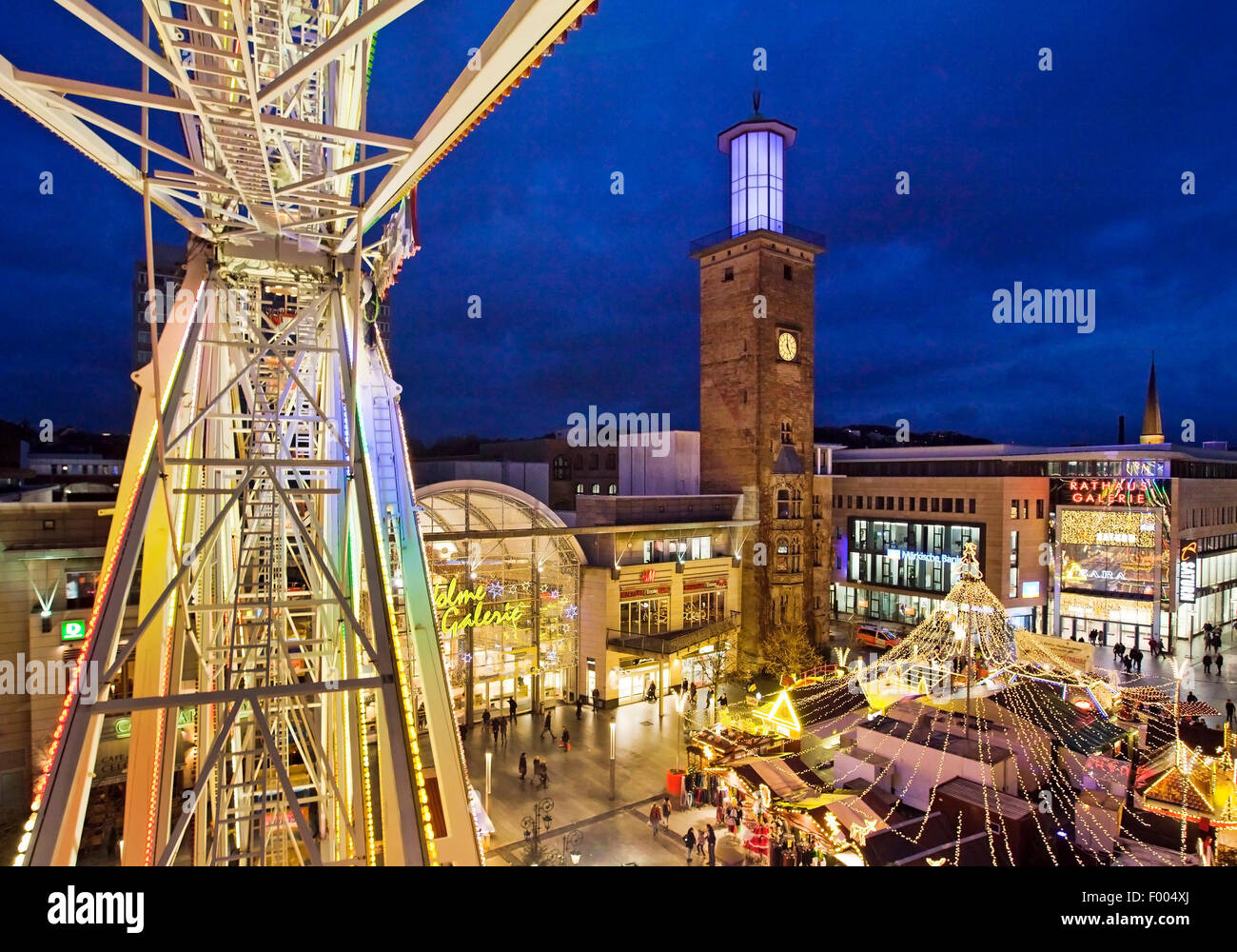 Visualizzare frotm ruota panoramica Ferris al Centro Città con mercato di Natale e il municipio , in Germania, in Renania settentrionale-Vestfalia, la zona della Ruhr, Hagen Foto Stock