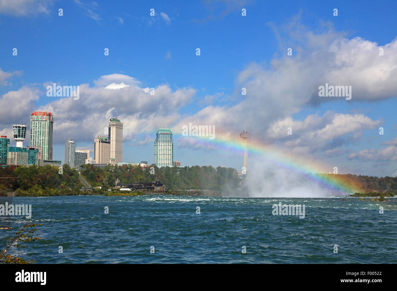 Cascate del Niagara, sea spray con un arcobaleno a headwater, Canada Ontario, Niagara Foto Stock