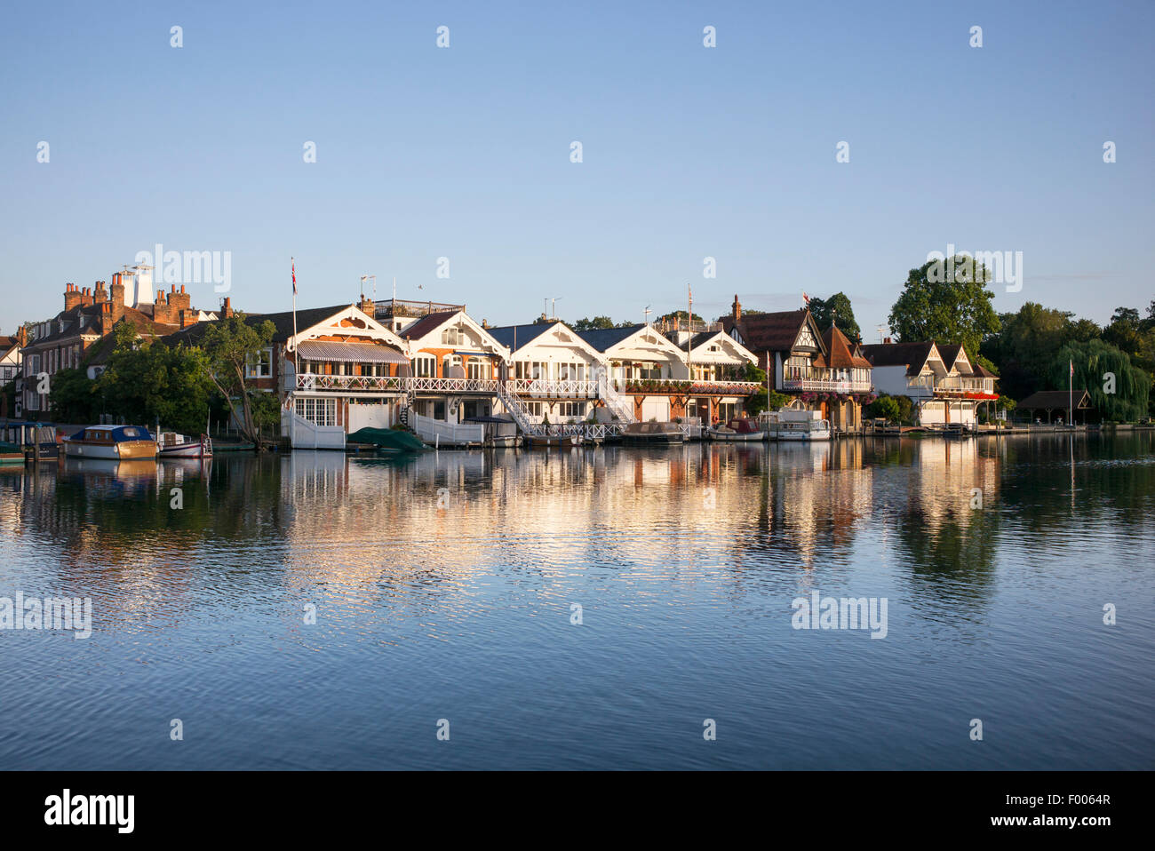Henley on Thames riverside case nella luce del sole della mattina. Oxfordshire, Inghilterra Foto Stock