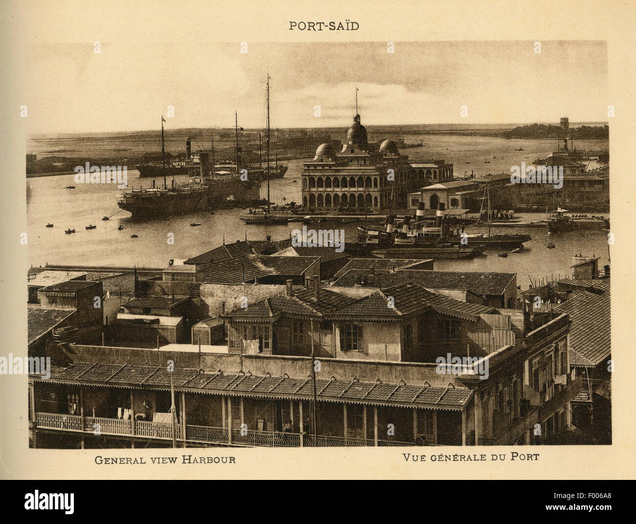 Port Said, Egitto - 1900S - una cartolina del Canale di Suez città alla foce del canale di Suez sul Mare Mediterraneo, una vista del porto. COPYRIGHT collezione fotografica di Barry Iverson Foto Stock