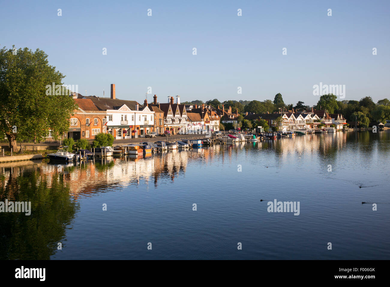 Henley on Thames cisgiordania fronte fiume nella luce del sole della mattina. Oxfordshire, Inghilterra Foto Stock