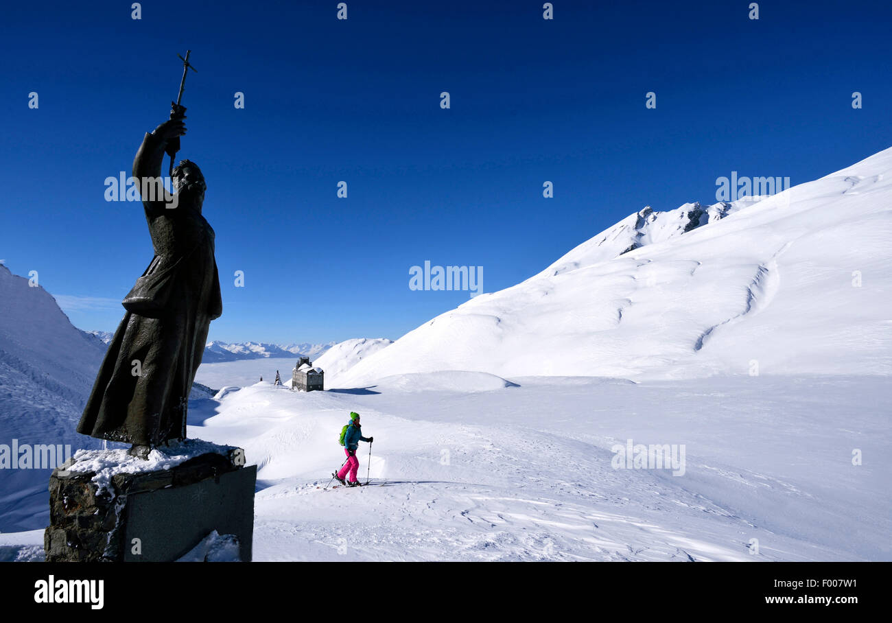 Sci di fondo nei pressi della statua di Pierre Chanoux al Piccolo San Bernardo, Francia, Savoie Foto Stock