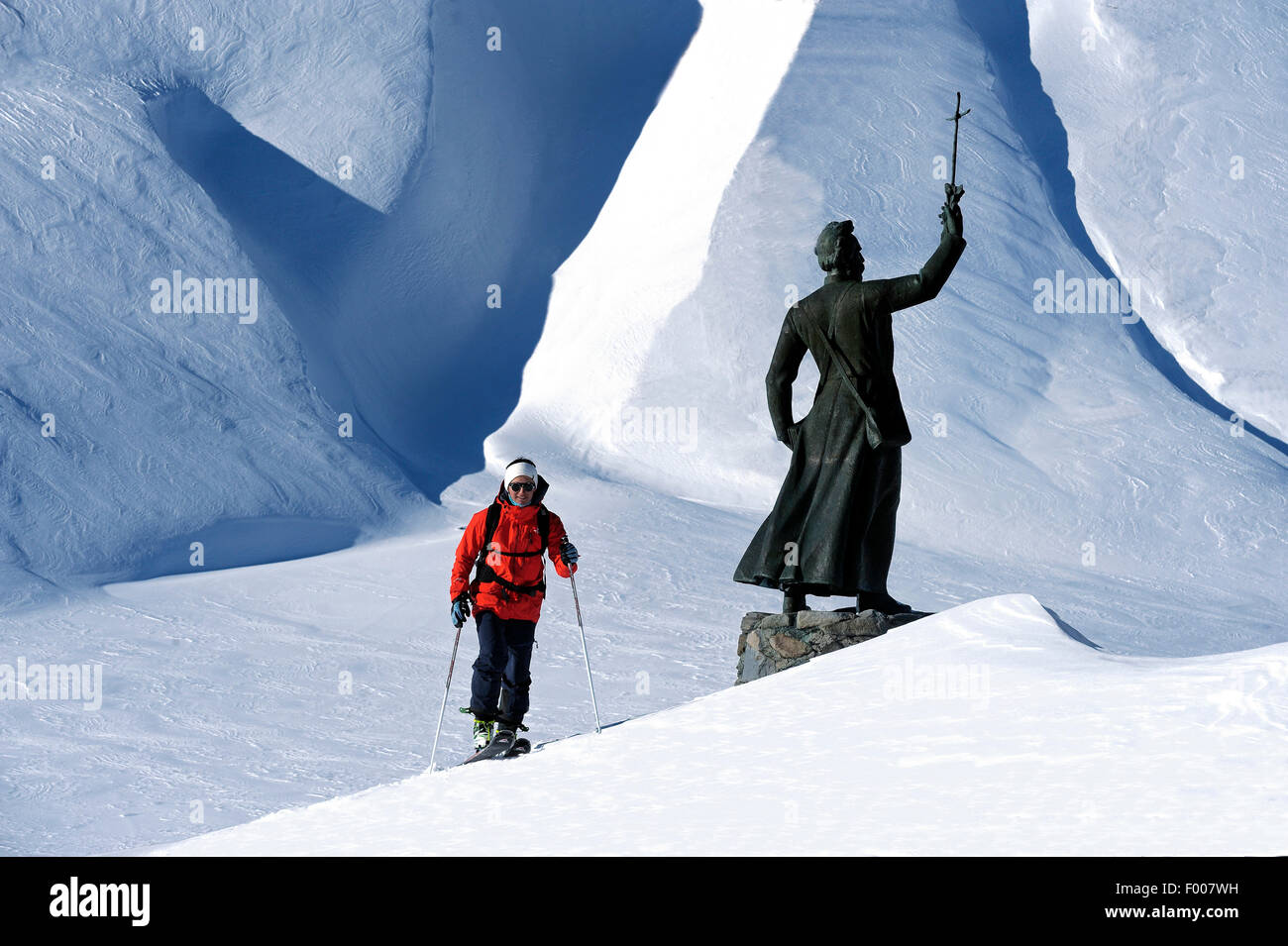 Sci di fondo nei pressi della statua di Pierre Chanoux al Piccolo San Bernardo, Francia, Savoie Foto Stock