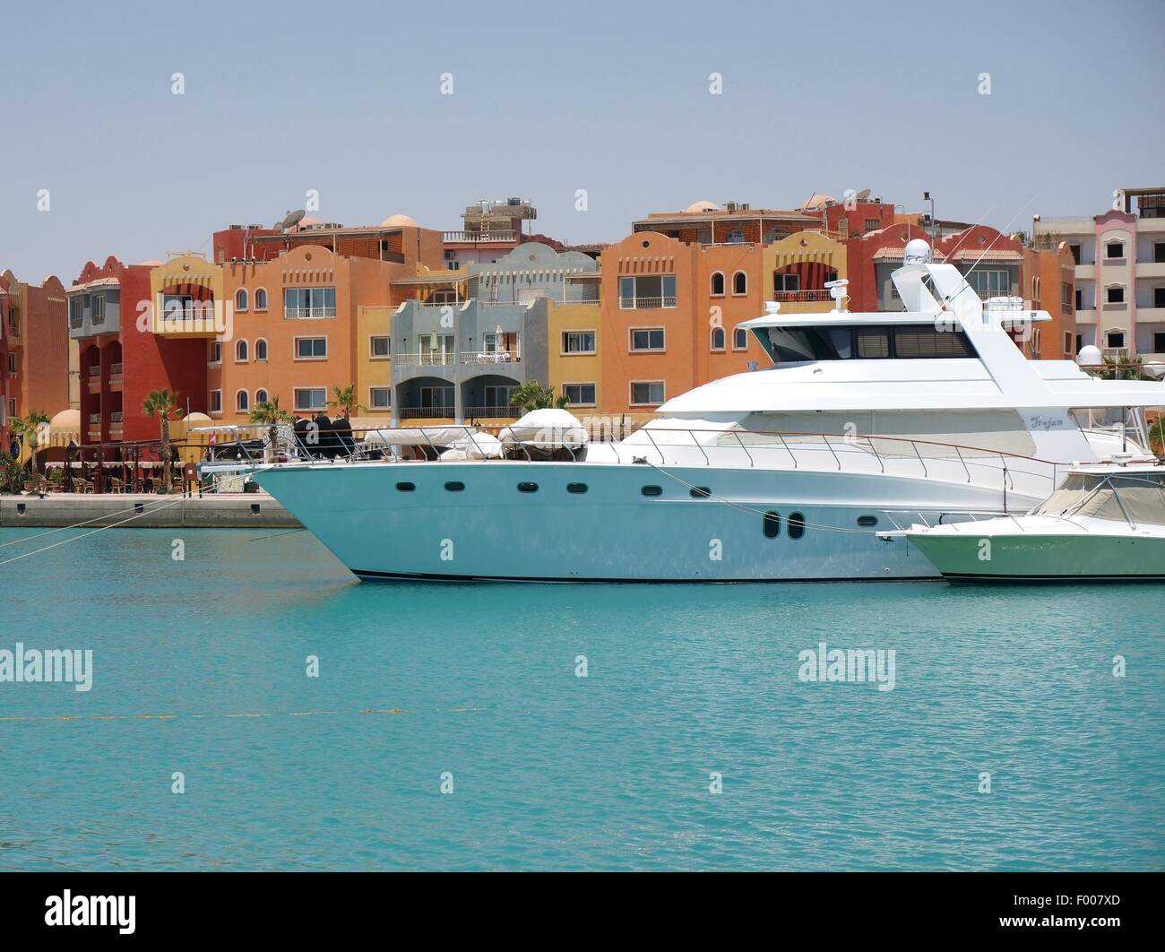 Una lussuosa barca a motore usata per viaggi a Mahmya Beach in Egitto, Hurghada Foto Stock