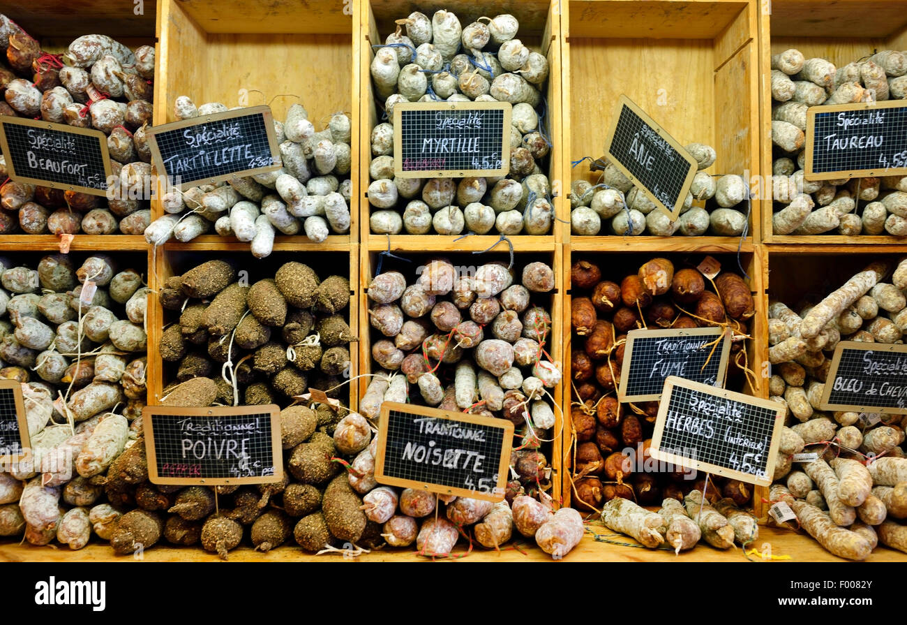 Diverse airdried salsicce in un negozio francese, Francia, Savoie, Montalbert Foto Stock