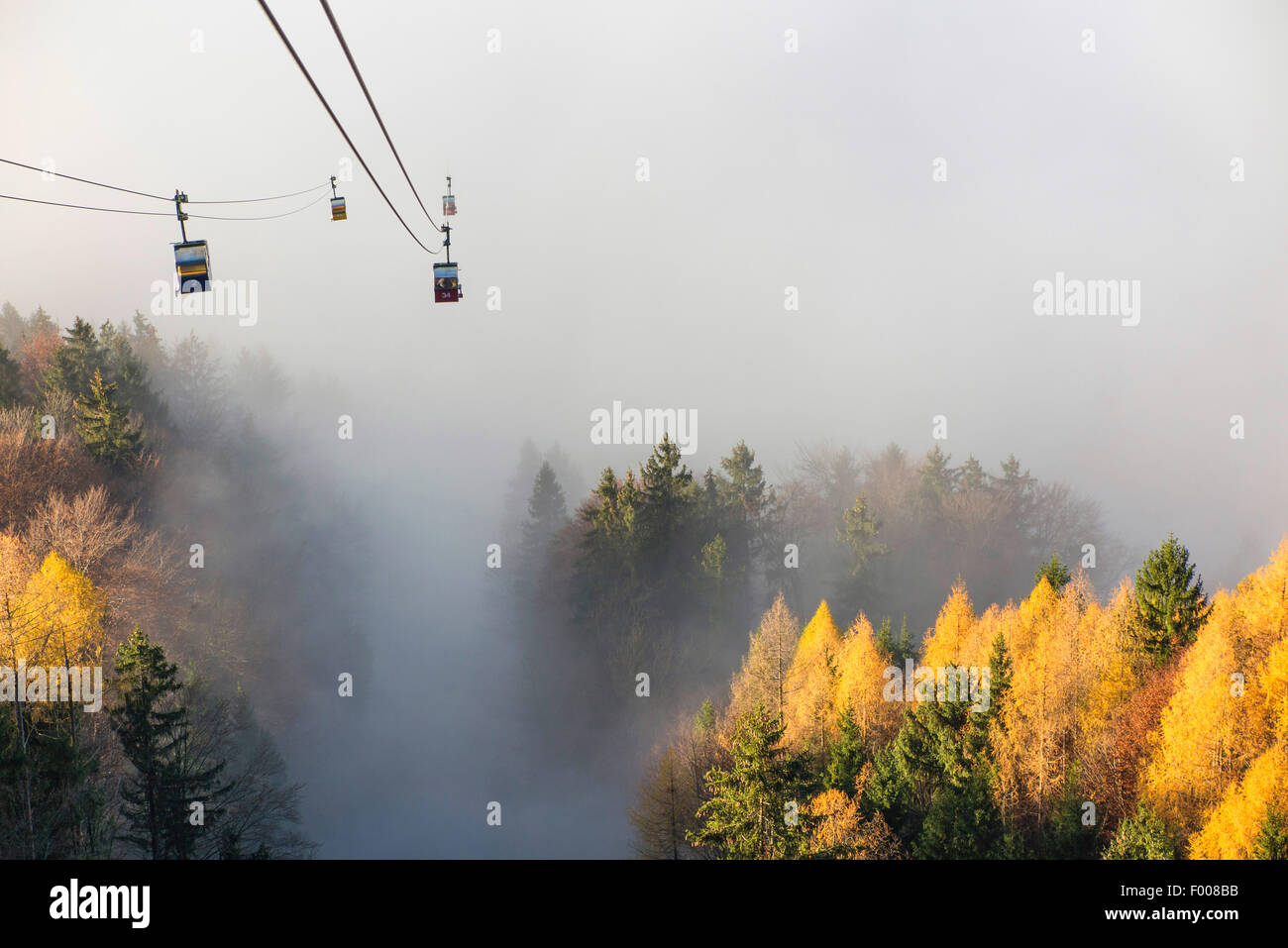 Via cavo proviene dal sole sul vertice della nebbia nella valle, in Germania, in Baviera, Kampenwand, Hohenaschau Foto Stock