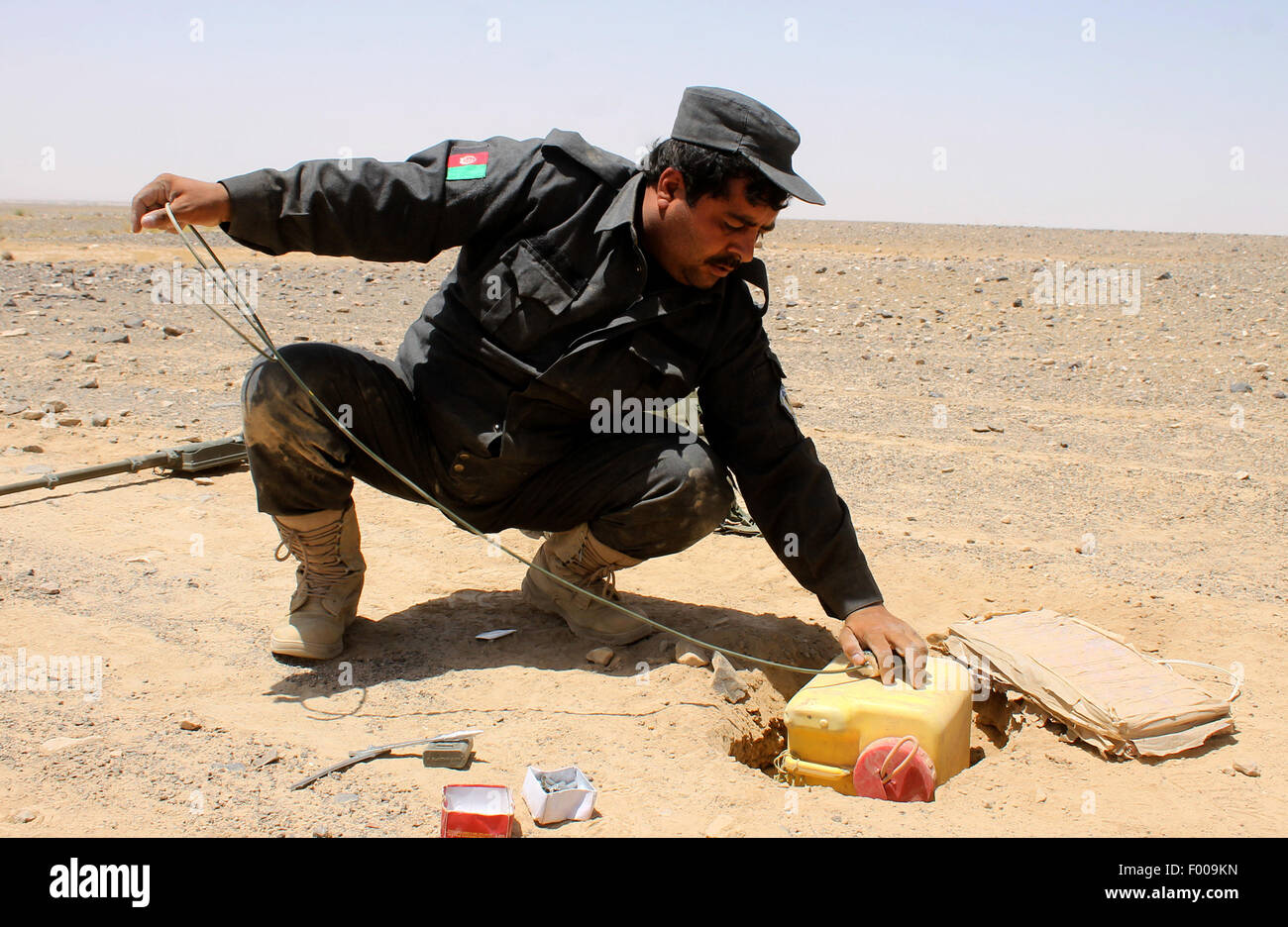 Di Kandahar. 5 Ago, 2015. Afghane uno poliziotto scava con cautela la massa come egli cerca per le miniere nella provincia di Kandahar in Afghanistan meridionale, e il Agosto 5, 2015. Alcuni 1,592 civili afgani sono stati uccisi a seguito di conflitti armati e di guerra nel primo semestre di quest'anno, una missione delle Nazioni Unite qui detto nella sua metà anno di rapporto rilasciato il mercoledì. Credito: Sanaullah/Xinhua/Alamy Live News Foto Stock