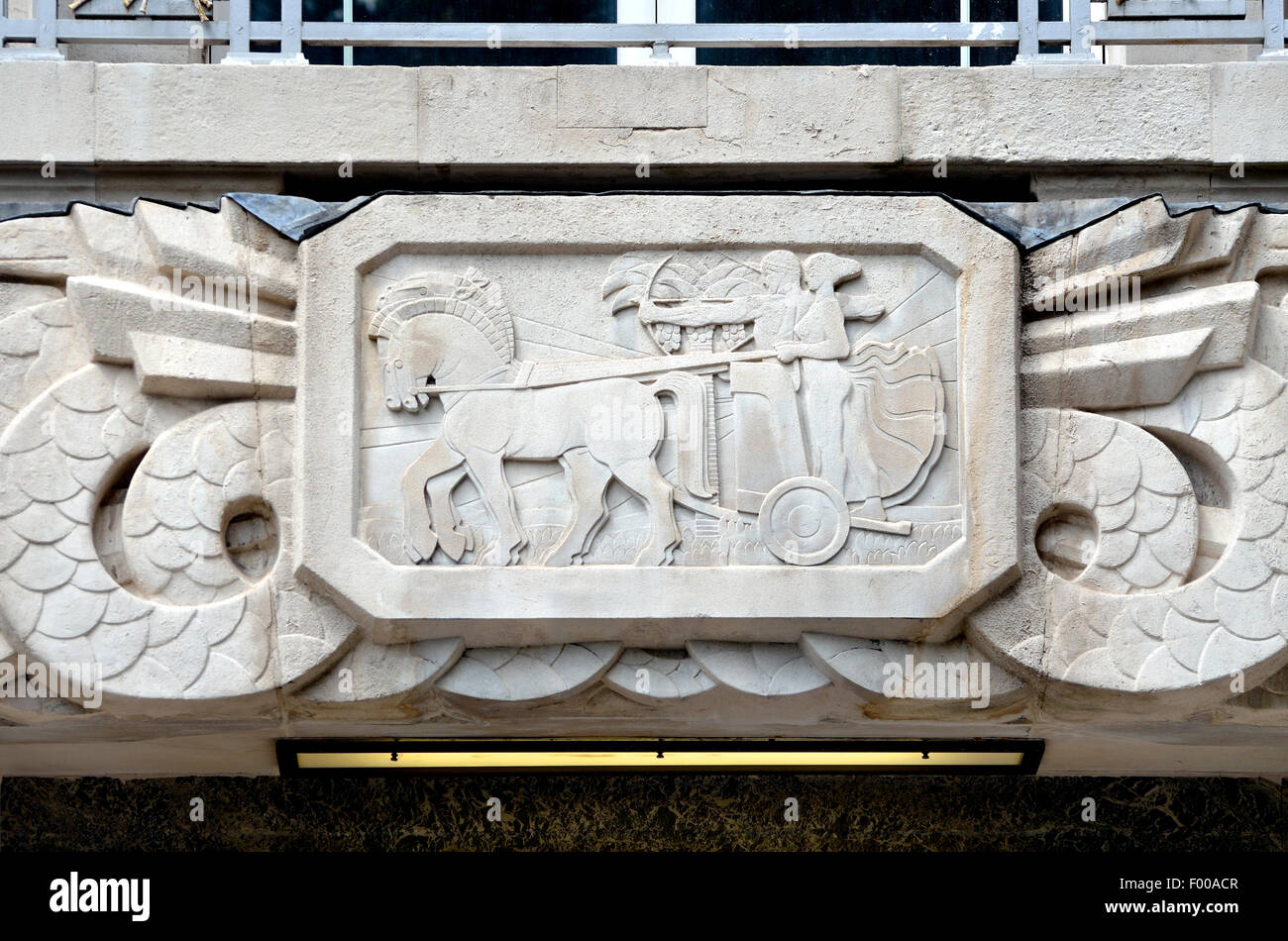 Londra, Inghilterra, Regno Unito. Scuola Londinese di Igiene e Medicina Tropicale - dettaglio sopra la porta principale su Bedford Square : Apollo Foto Stock