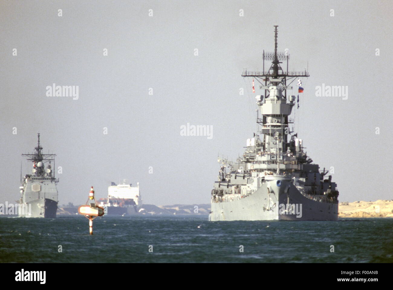 Canale di Suez, Egitto - 1988 --l'US Navy Corazzata USS Iowa (BB61) e USS Ticonderoga transita il Canale di Suez. Foto Stock