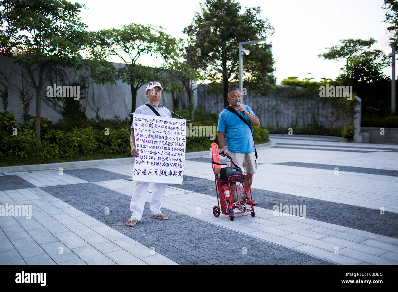 Due manifestanti parlare fuori contro il governo in consiglio legislativo di Hong Kong durante l'Ombrello periodo di rivoluzione. Foto Stock