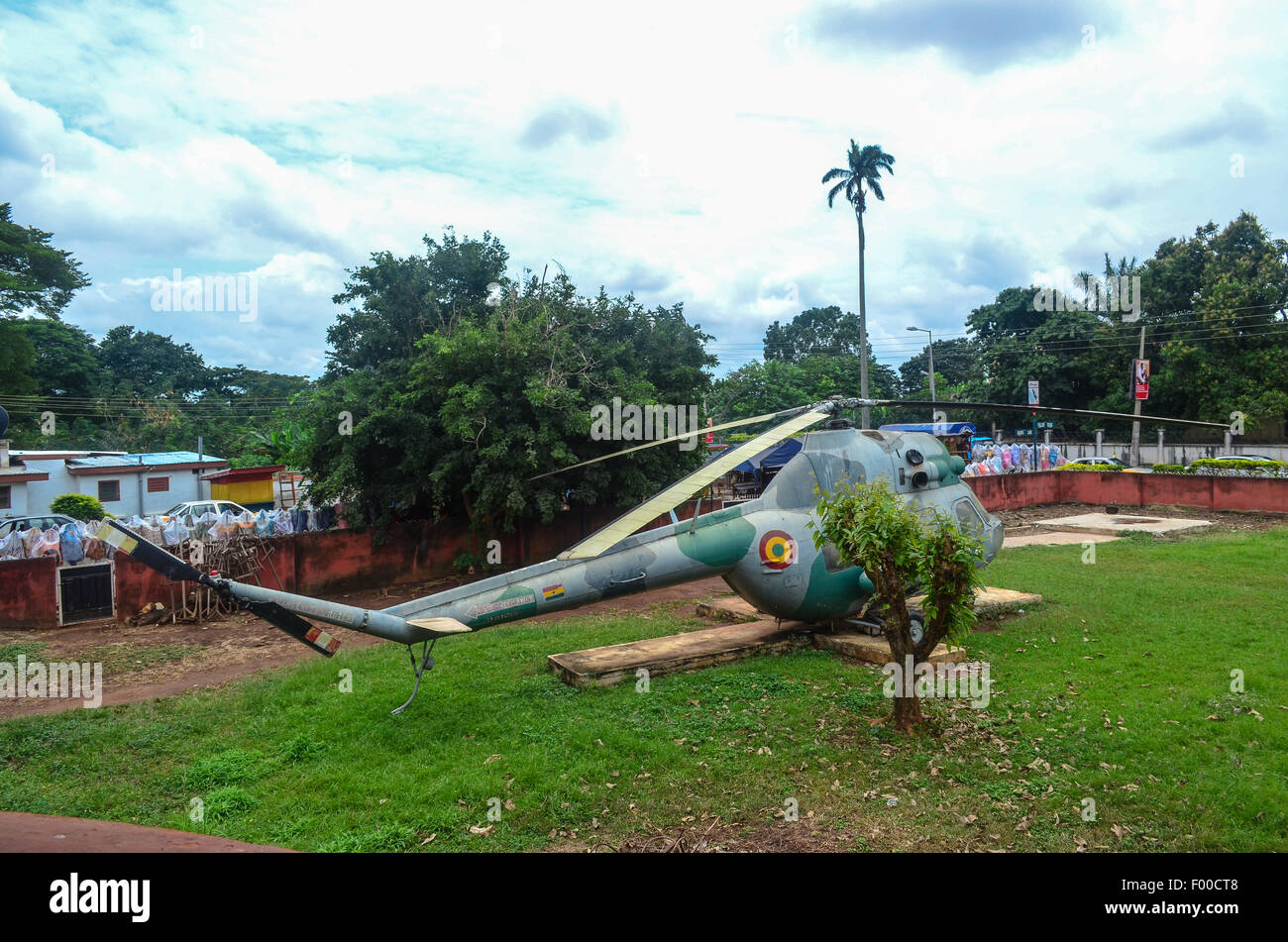 Elicottero di guerra nel cortile delle Forze Armate museo di Kumasi, Ghana Foto Stock