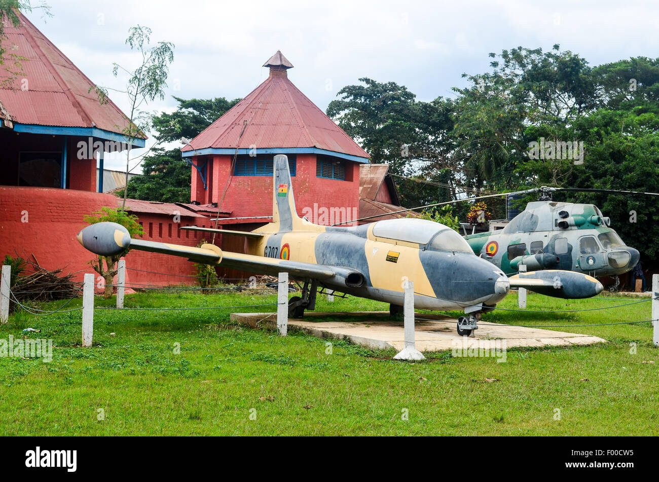 Attrezzature militari (aereo e elicottero) a Kumasi Fort - Ghana Forze Armate Museum, con resti di epoca coloniale armi Foto Stock