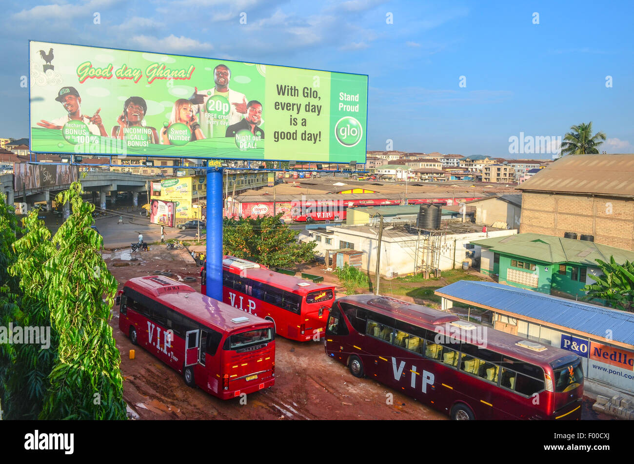 Vista aerea di Kumasi, Ghana, con un annuncio di un operatore cellulare Foto Stock