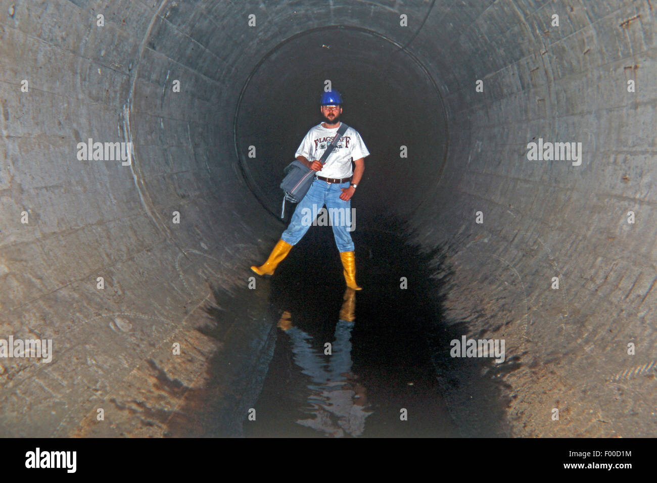 Uomo di grandi acque reflue pipeline, Germania Foto Stock