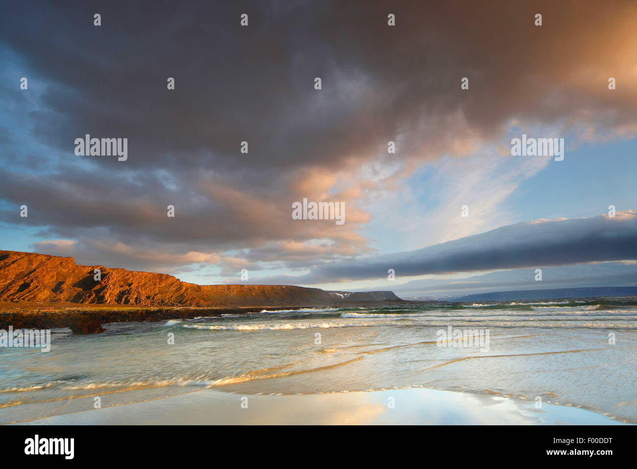 Surf e nuvole, lungo la costa del mare Barentz, Norvegia, Varangerfjord, Hamningberg Foto Stock