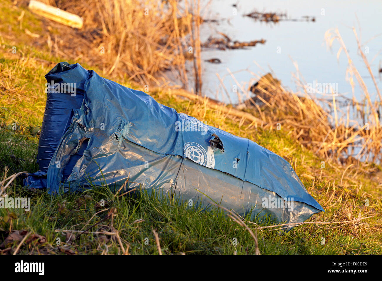 Sacchetto di immondizia sul fronte lago, Germania Foto Stock