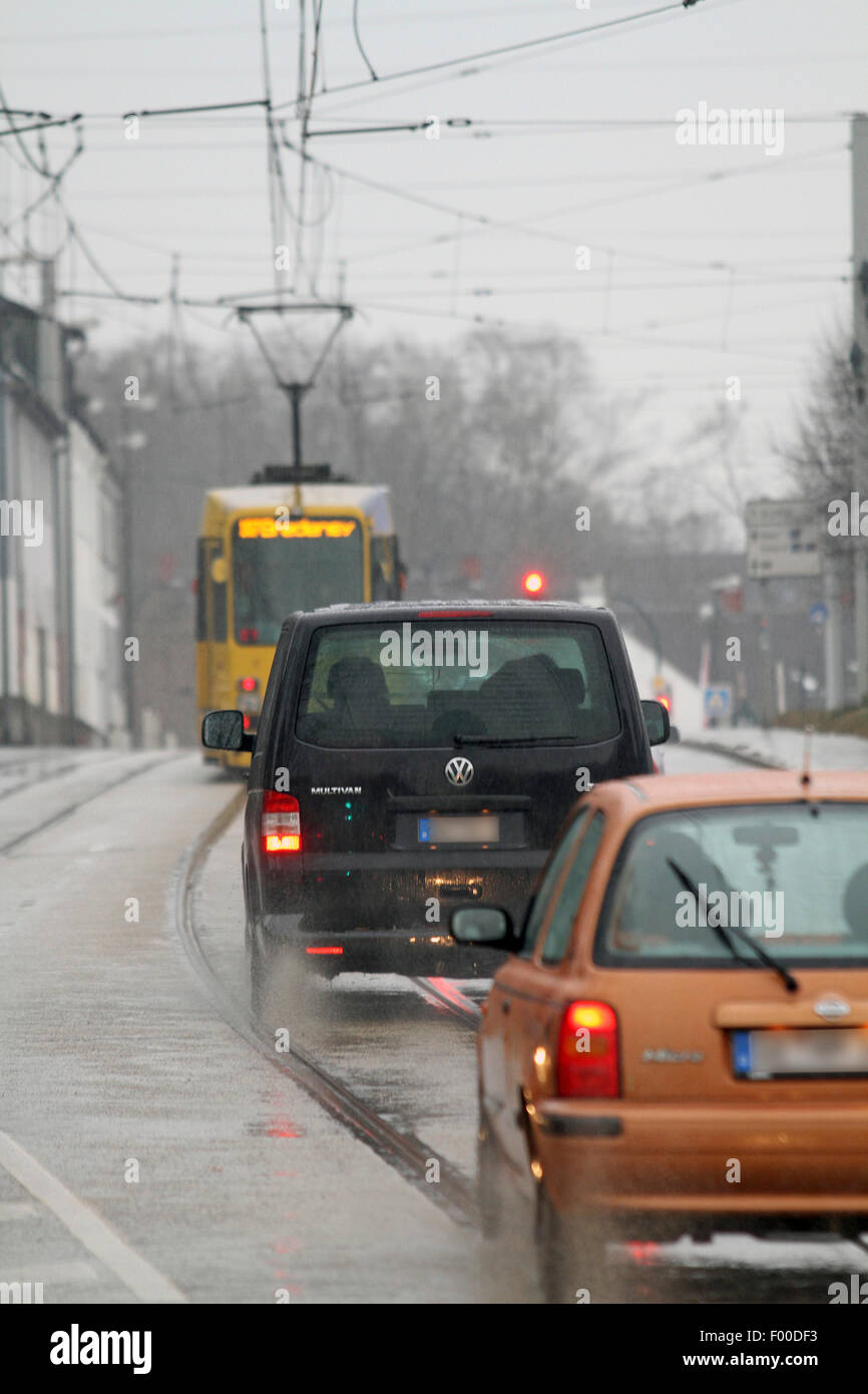 Il traffico su strade piovose, Germania Foto Stock