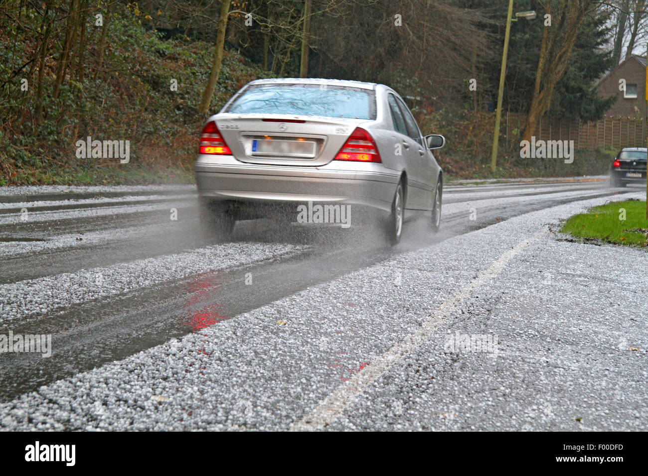 Difficili condizioni di traffico durante il nevischio doccia, Germania Foto Stock