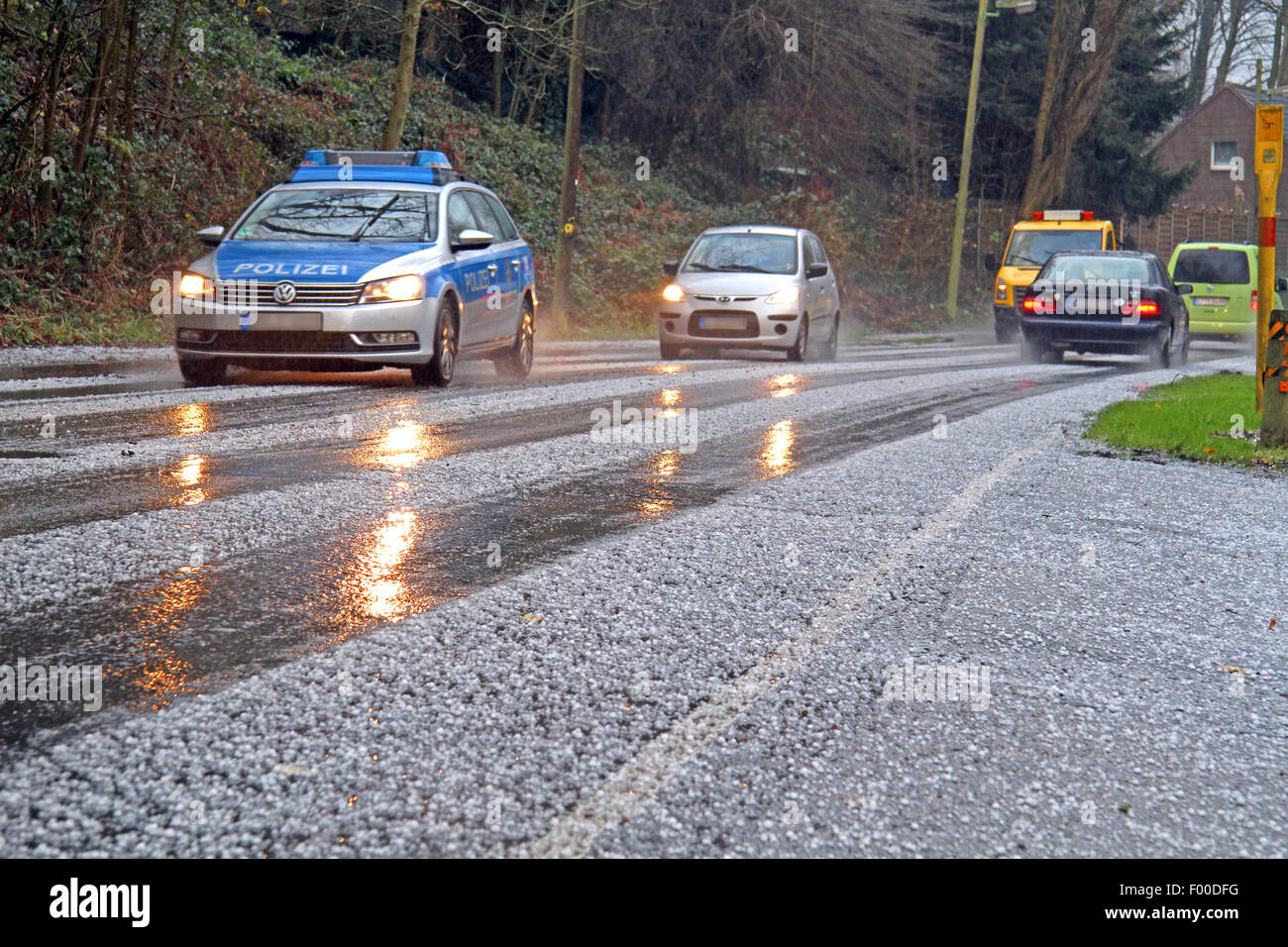 Difficili condizioni di traffico durante il nevischio doccia, Germania Foto Stock