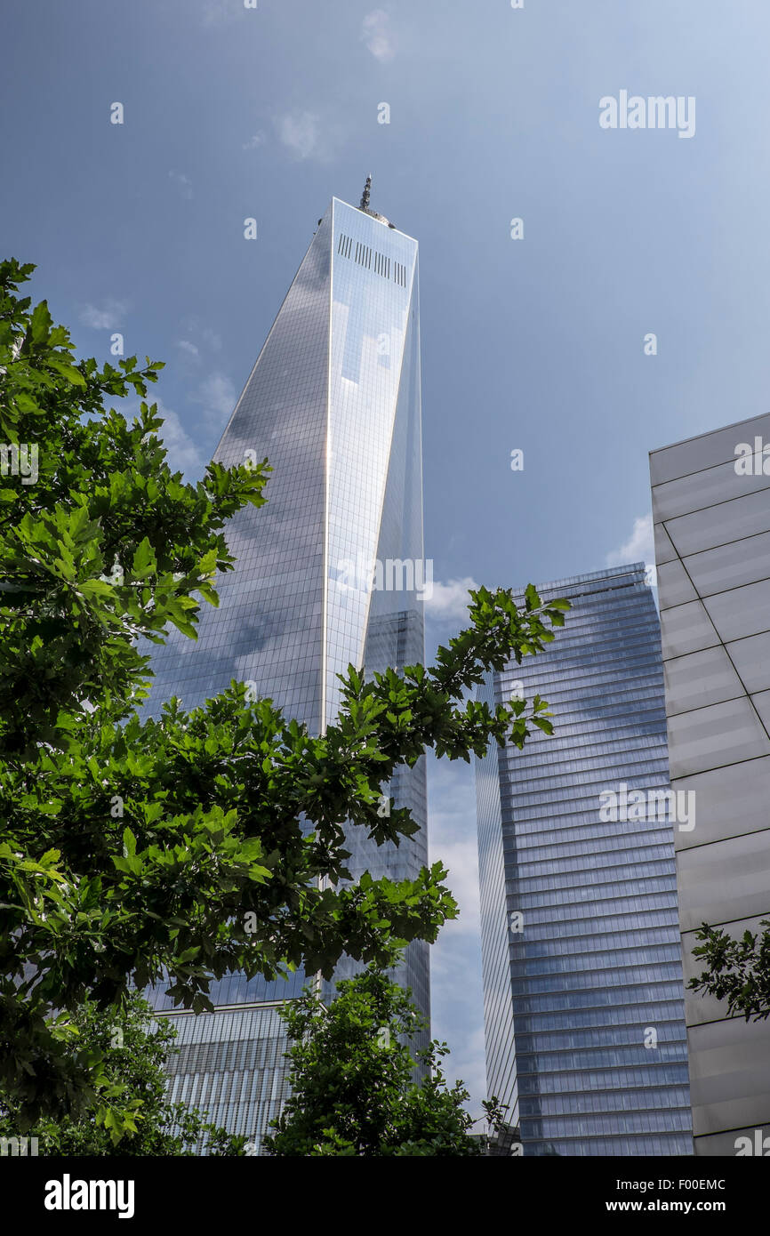 One World Trade Center sulla luminosa giornata soleggiata con alberi, New York, Stati Uniti d'America Foto Stock