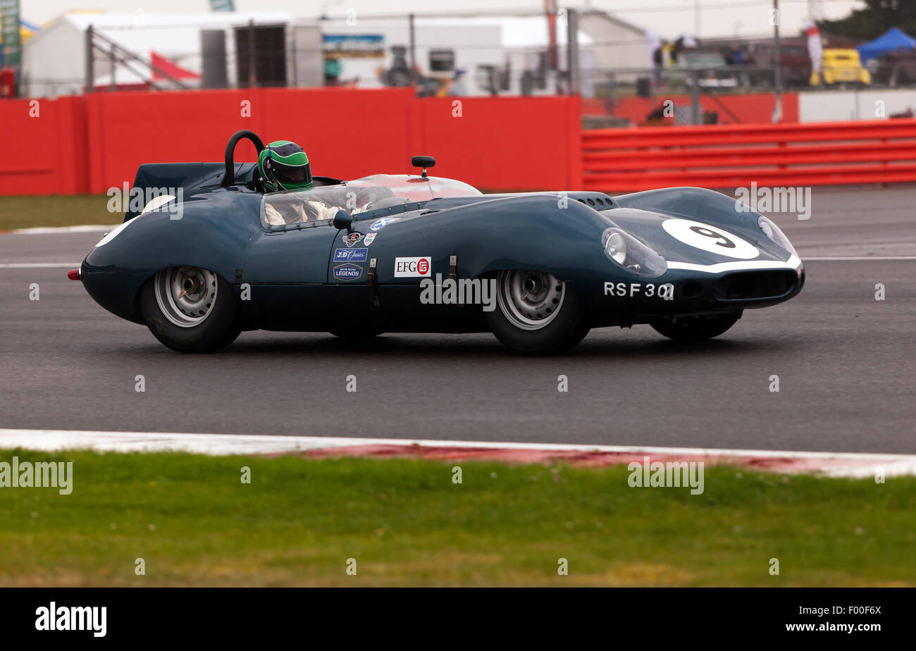 Un 1959, Jaguar Tojeiro partecipa in qualifica per la Stirling Moss trofeo per Pre 61' auto, a Silverstone Classic. Foto Stock
