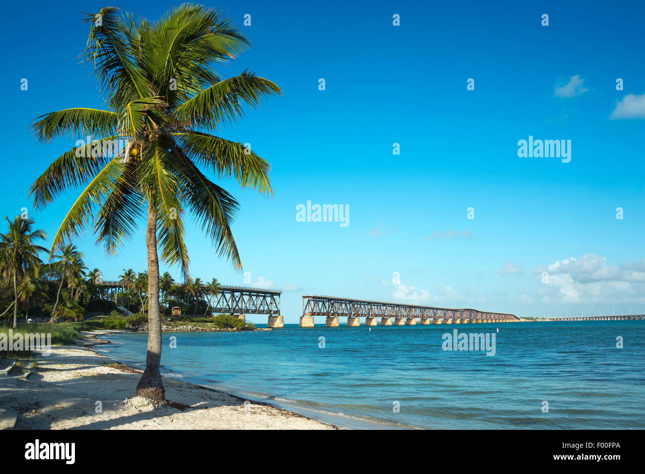 Il vecchio ponte ferroviario CALUSA spiaggia di Bahia Honda parco dello stato di Bahia Honda Key Florida USA Foto Stock