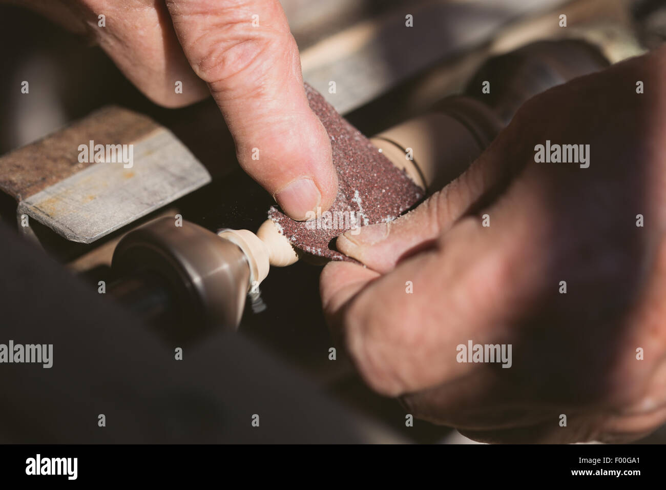 Vecchio falegname lavora con legno, retrò, oscurata close up foto Foto Stock