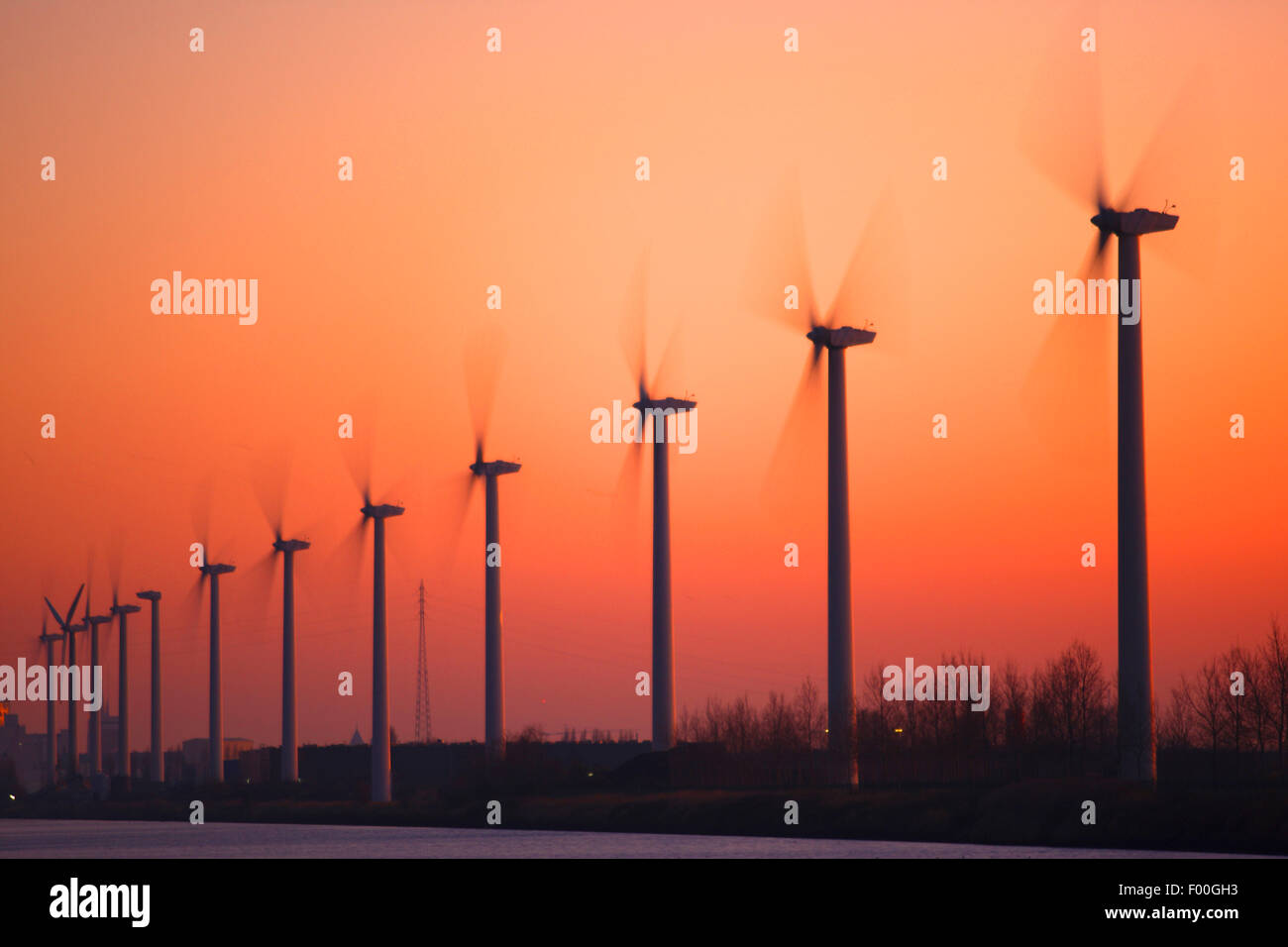 Mulini a vento al tramonto, Belgio Foto Stock