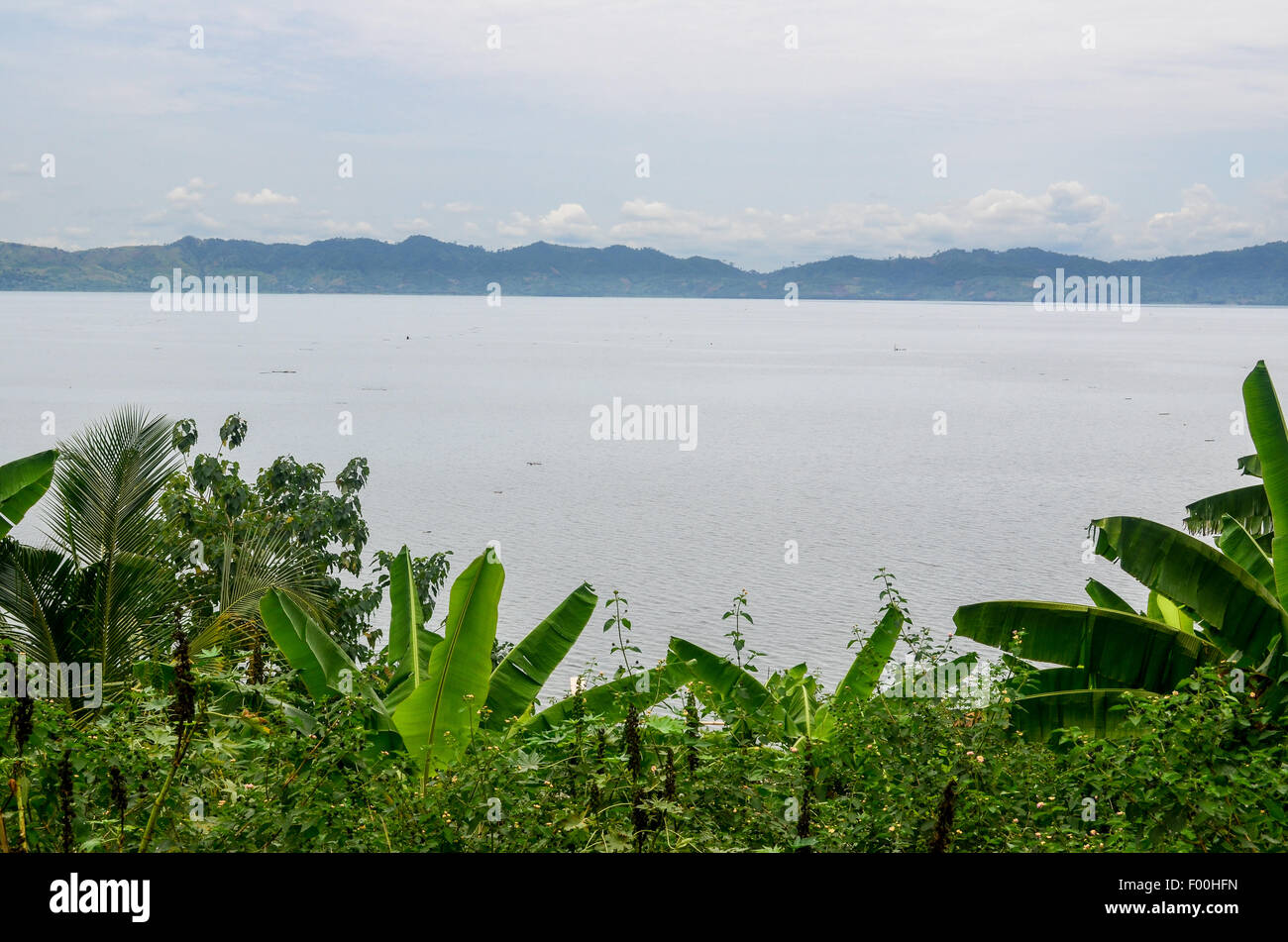 Lago Bosomtwe, una popolare destinazione turistica vicino a Kumasi, Ghana. Si tratta di un lago sacro situato all'interno di un meteorite cratere da impatto Foto Stock
