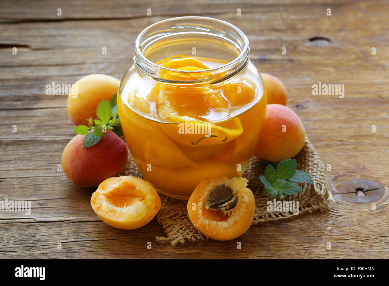 Pesche in scatola frutto in un vasetto di vetro Foto Stock