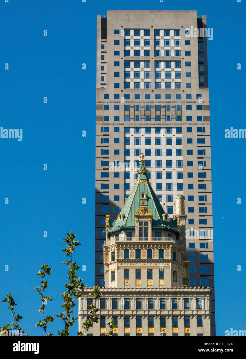 L'edificio di corona e /grattacielo dietro di esso 57th St e Fifth Avenue, New York Foto Stock