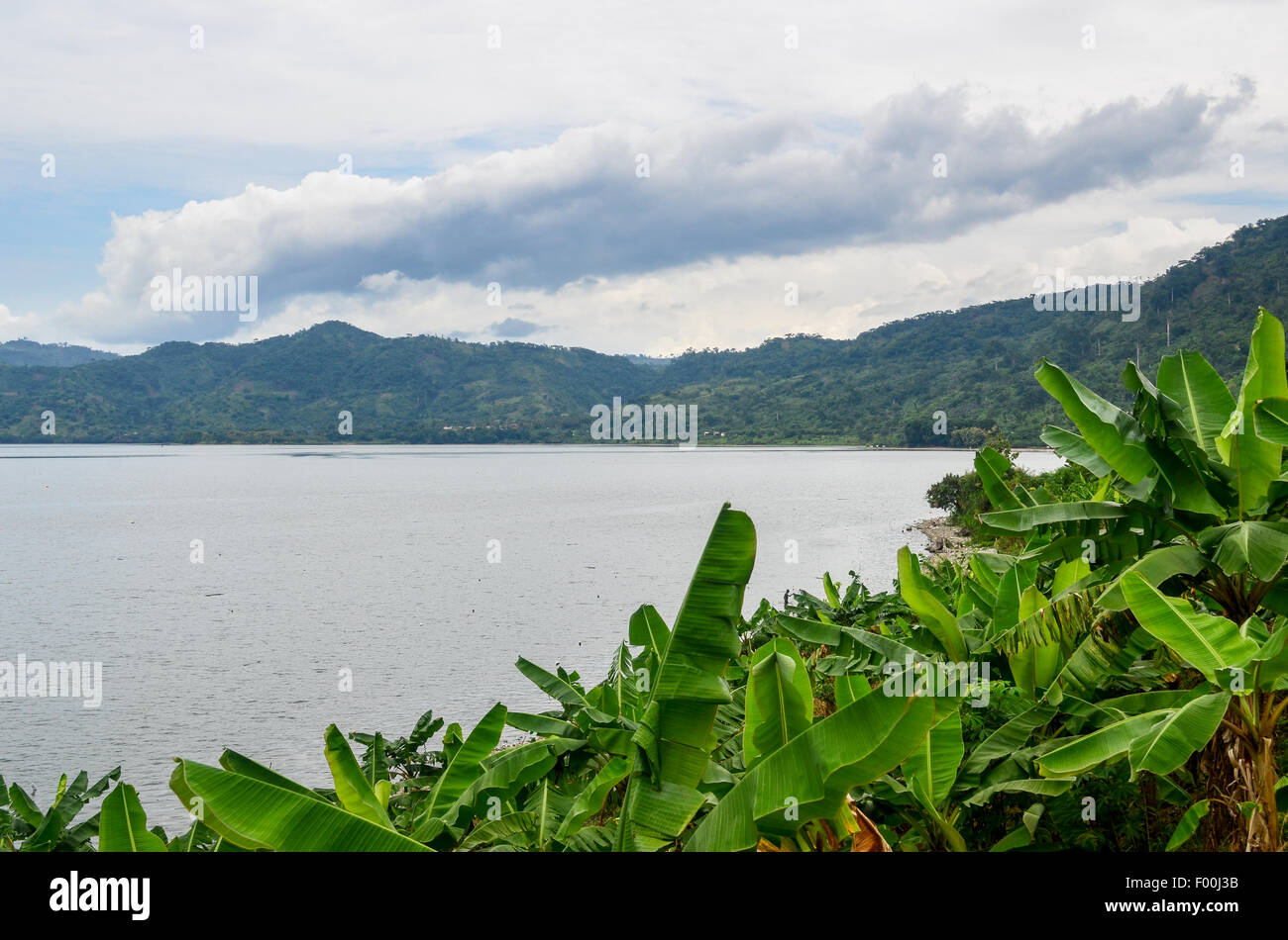 Lago Bosomtwe, una popolare destinazione turistica vicino a Kumasi, Ghana. Si tratta di un lago sacro situato all'interno di un meteorite cratere da impatto Foto Stock