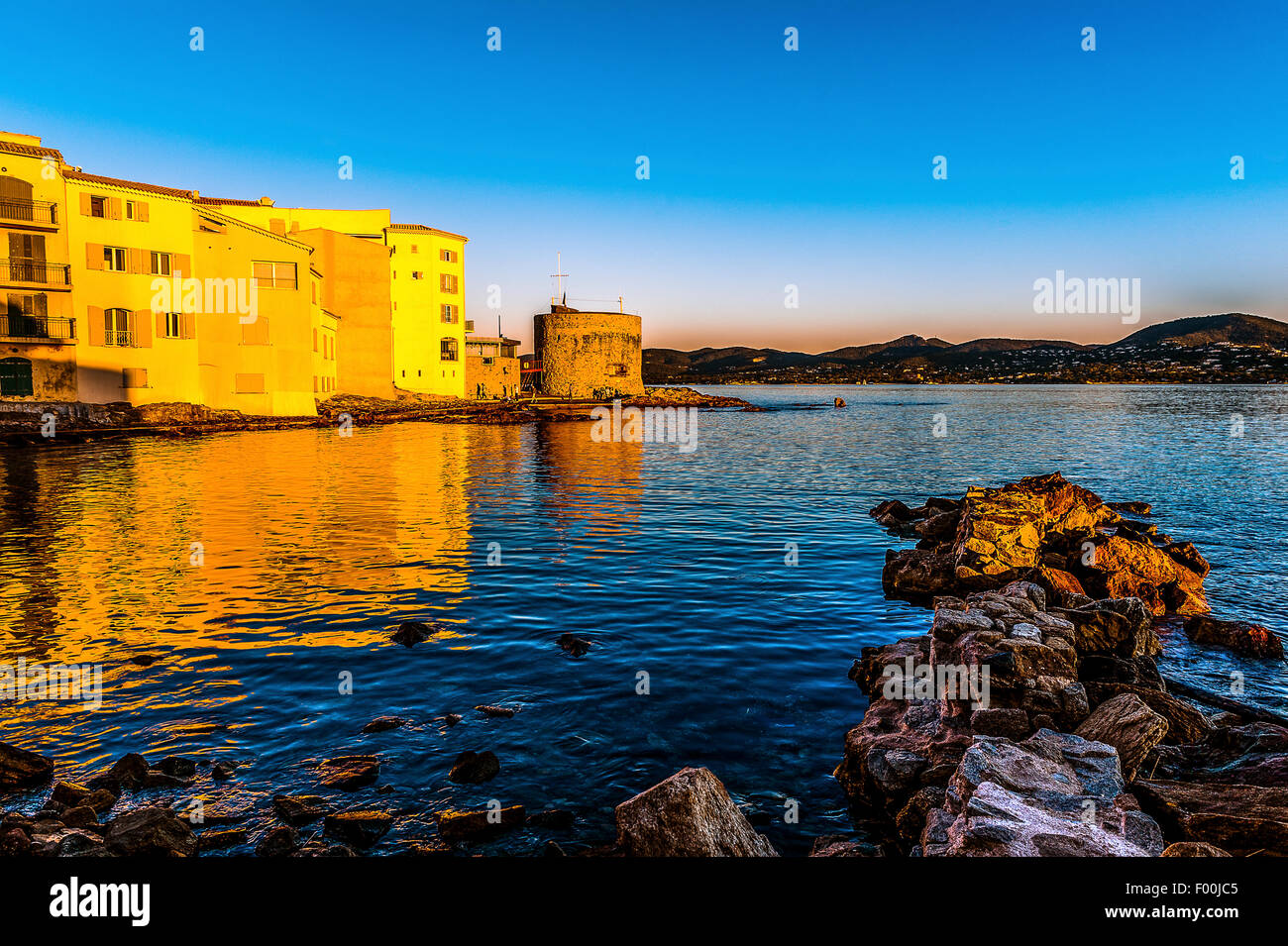 L'Europa, Francia, Var, Saint-Tropez. Case colorate in La Ponche beach e la Torre Portalet XV secolo nelle prime ore del mattino. Foto Stock