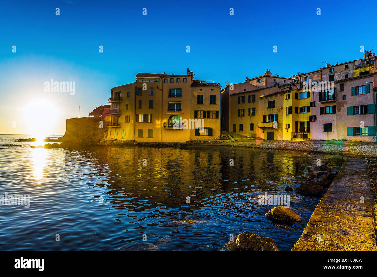 L'Europa, Francia, Var, Saint-Tropez. Case colorate in La Ponche beach e la Torre Portalet XV secolo nelle prime ore del mattino. Foto Stock